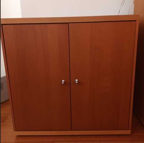 Conjunto muito útil de móveis em cerejeira