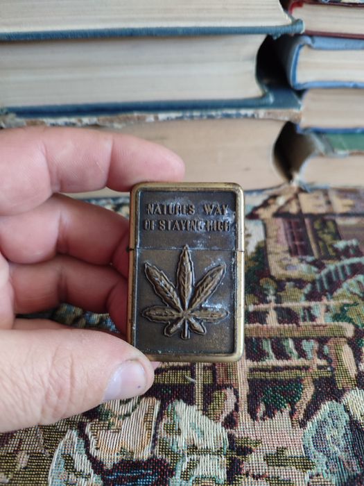 Зажигалка Zippo. Нет кремня.