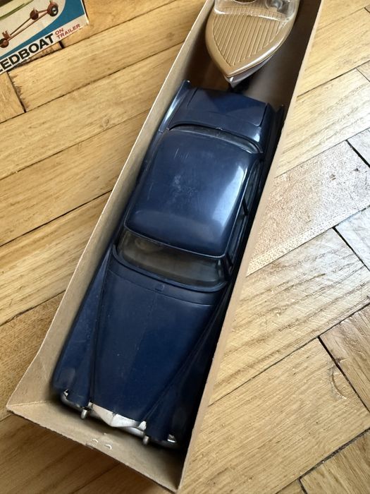 Telsalda Bentley sport saloon model auta  z łodzią