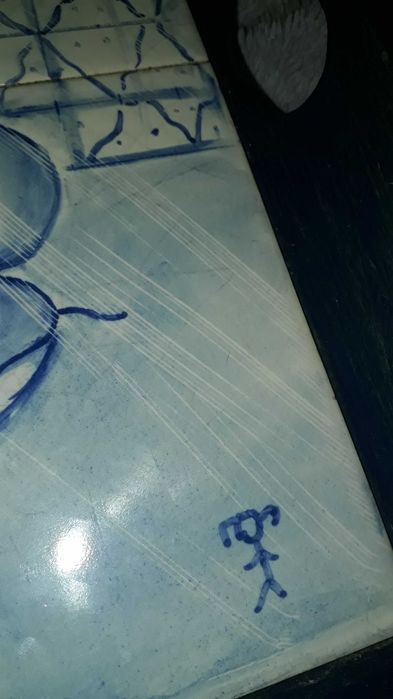 Painel de 4 azulejos artesanal assinado, em fundo de tabuleiro rústico
