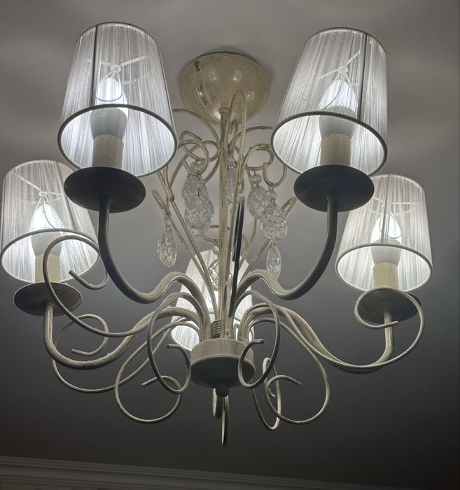 Люстра в идеальном состоянии