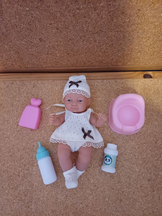 Boneca bebé com roupas e acessórios.