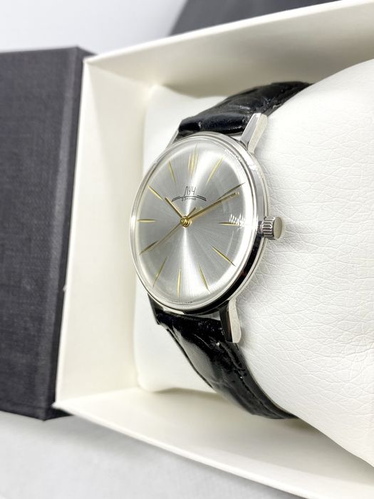 ГОДИННИК Часы ЛУЧ НОВЫЕ КАЧЕСТВО  ракета полет восток слава молния