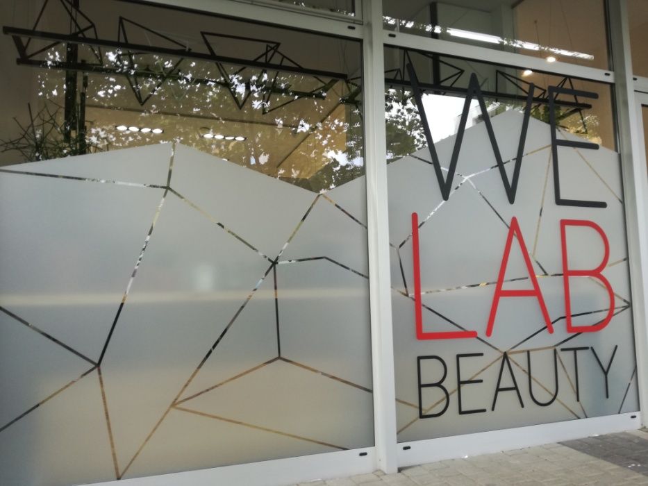 Oklejanie witryn szyb Folia mrożona, przyciemniająca, reklamy Poznań