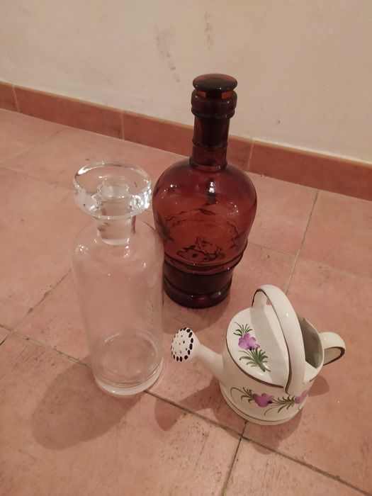 Garrafas de vidro decorativas e regador cerâmica