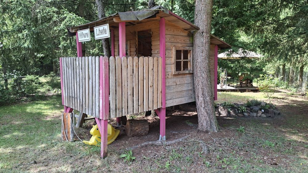 Drewniany domek dla dzieci. Domek na drzewie