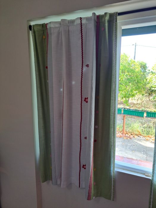 Cortinado, edredon almofadas e candeeiro para quarto