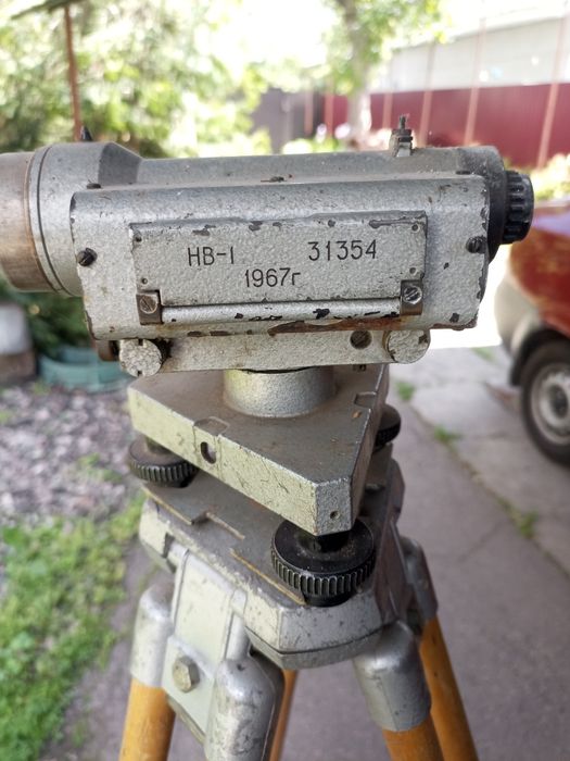 Тринога.  Нівелір