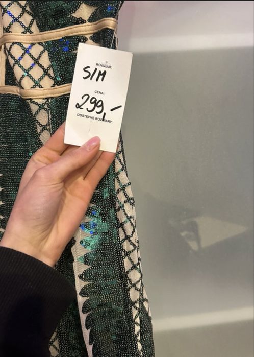 Dluga przylegajaca sukienka