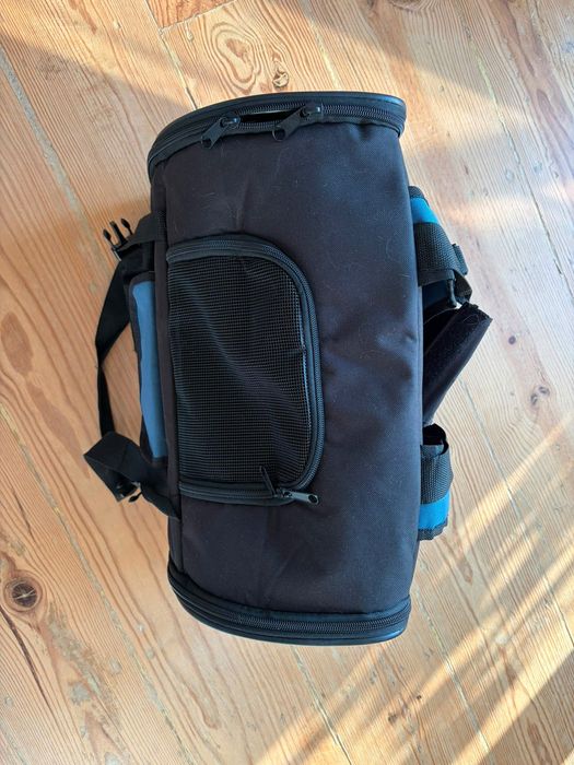 Mochila para um gato ou um cão pequeno.