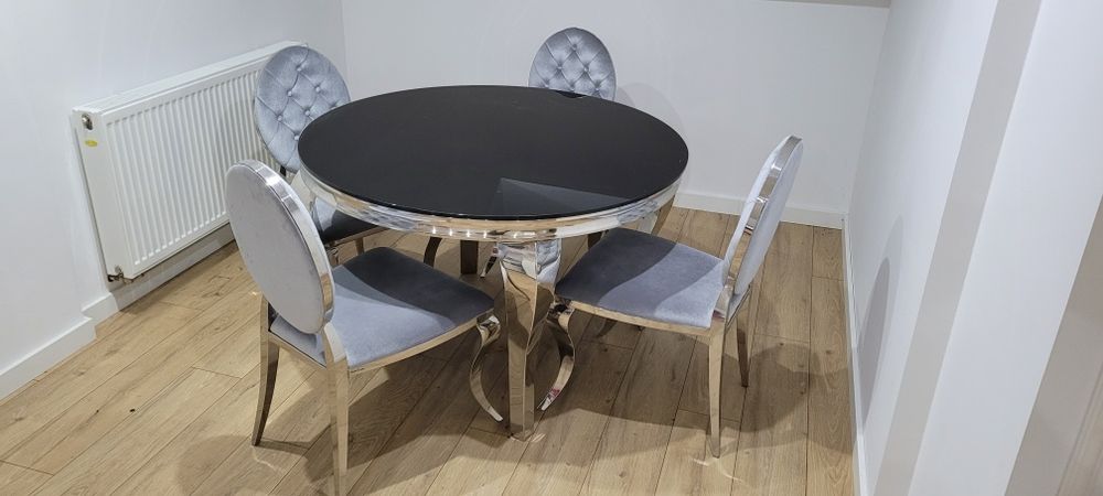 Okrągły stół z krzesłami