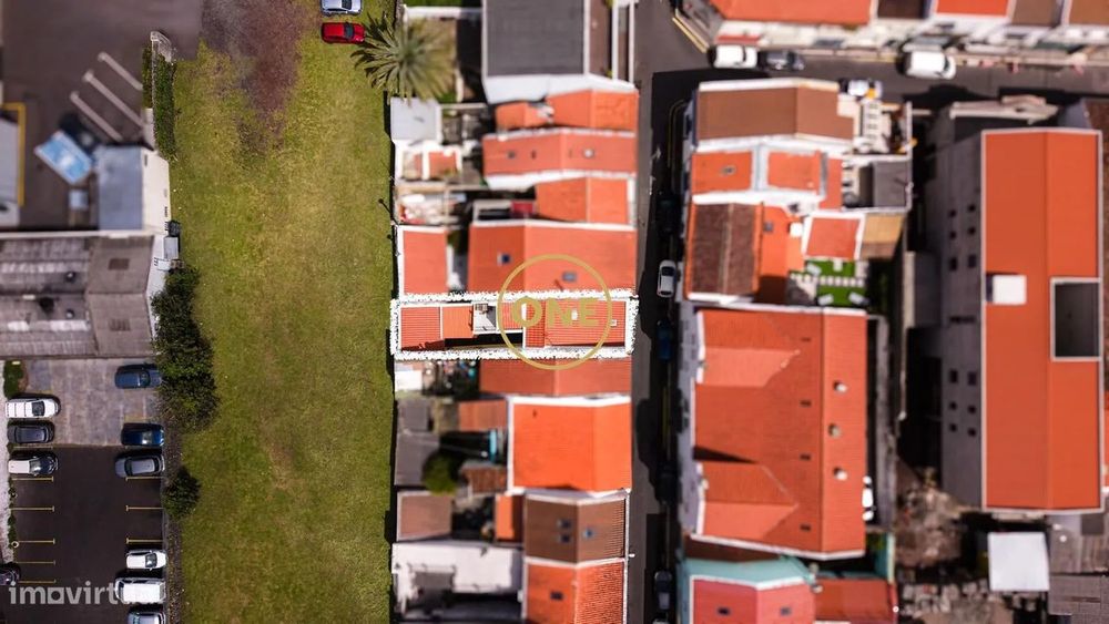 Moradia no centro de Ponta Delgada totalmente renovada