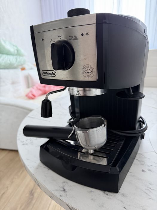 Кавоварка DeLonghi EC 156.B / Надійна ріжкова еспресо-машина