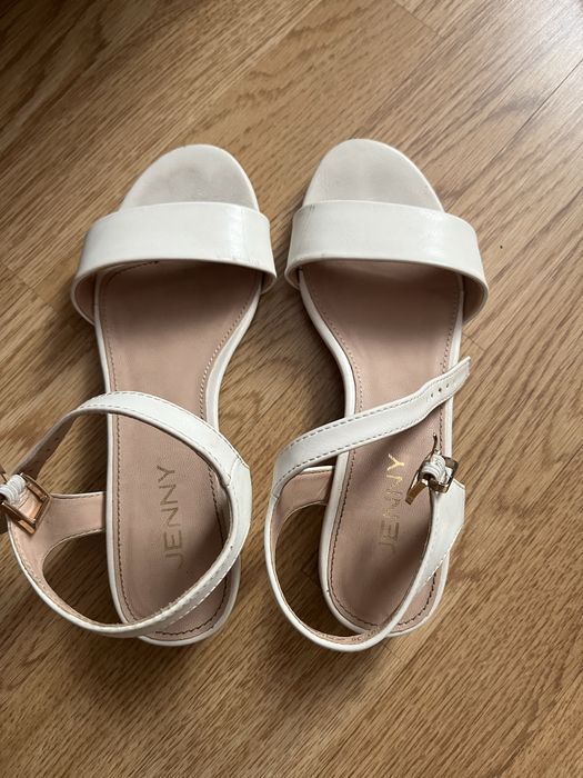 Босоніжки білі ніжні