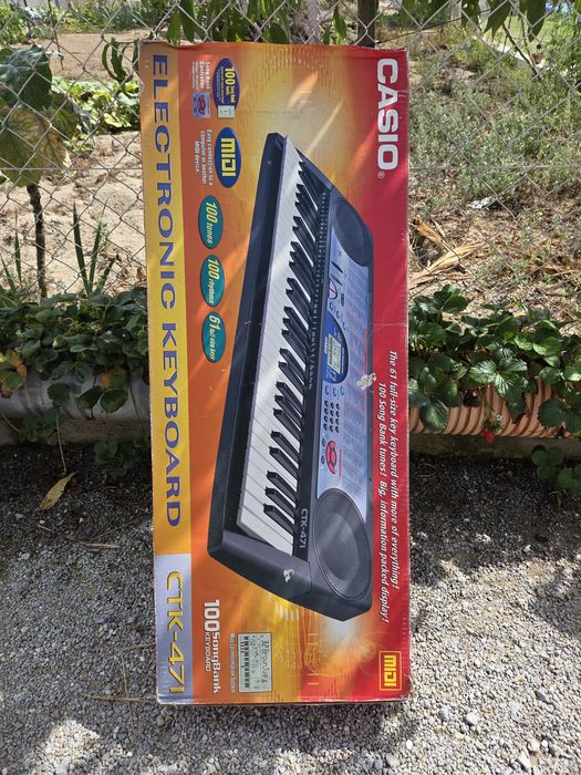 Vendo piano com pouco uso.