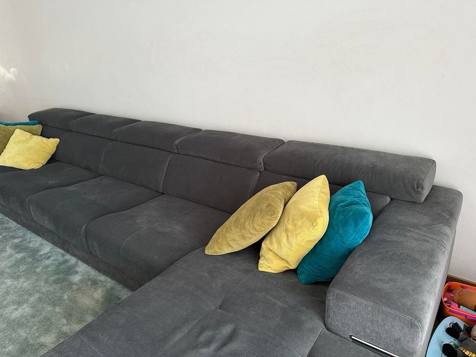Sofá, cadeirão, candeeiro
