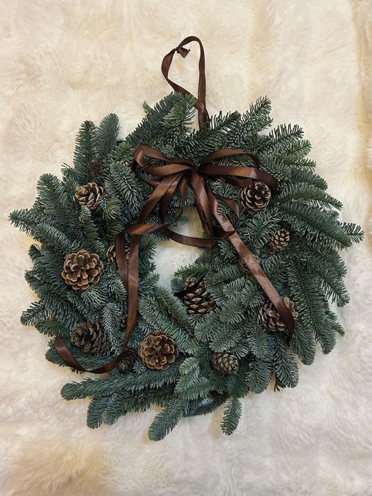 Wianek na drzwi z szyszkami