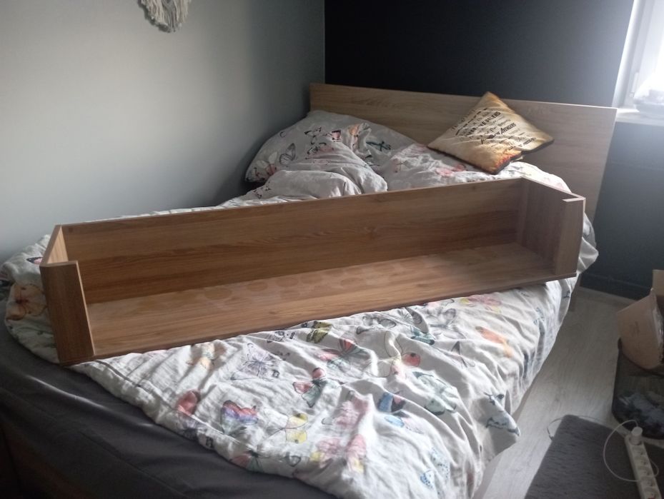 Duża masywna drewniana półka na książki