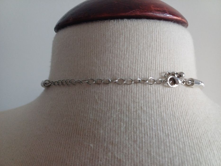 Colar curto com placa