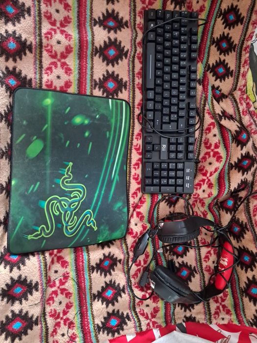 Tapete, teclado e fones