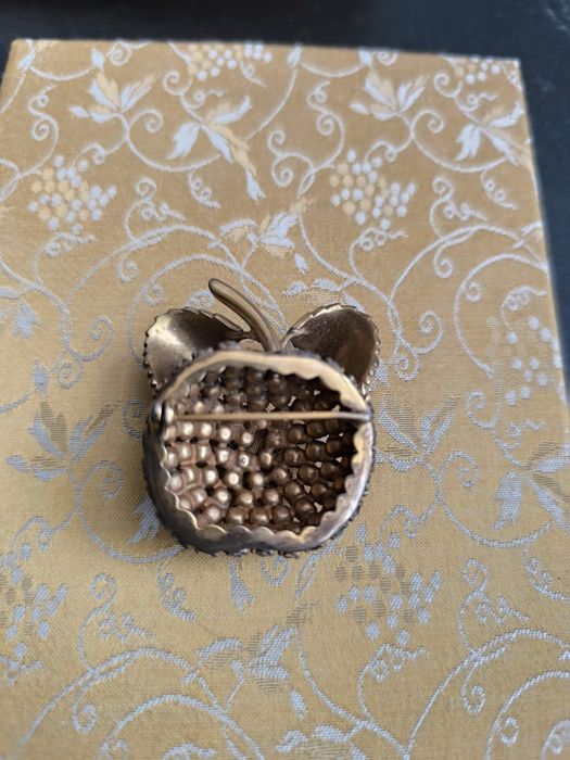 Alfinete de fantasia maçã (strass)