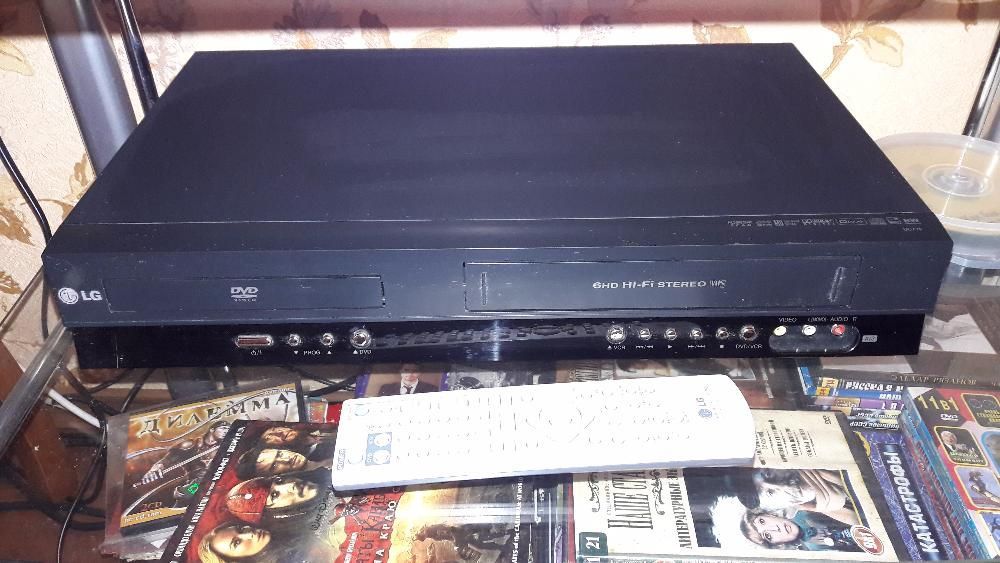 Видеомагнитофон DVD LG новое состояние пишущий куплен в Эльдорадо