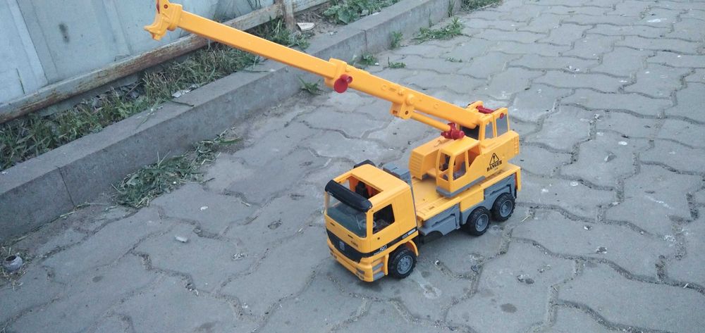 Игрушечный строительный кран