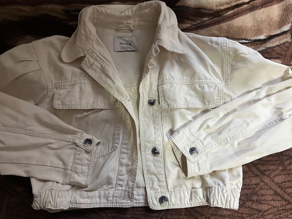 Біла джинсова куртка Pull&Bear укорочена розмір М