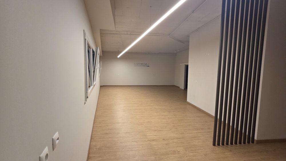 Escritório/Atelier em open space com 70 m², situado a apenas 500 metros do Centro Comercial UBBO