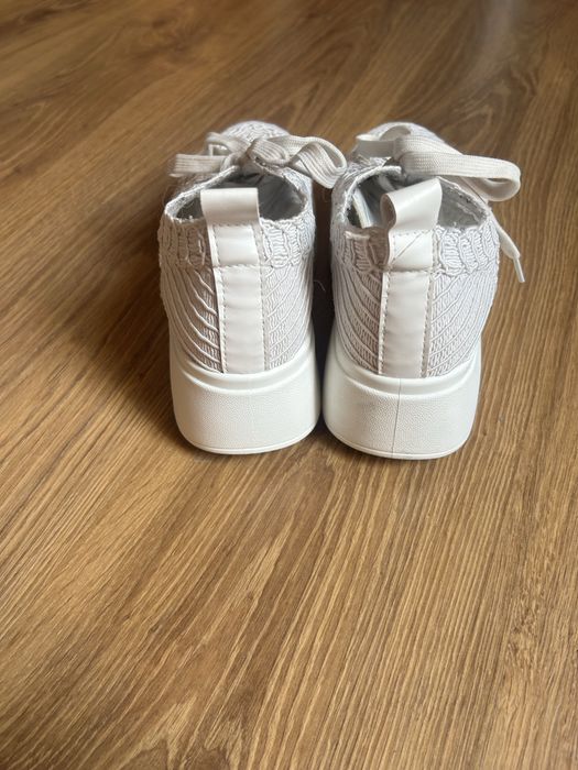 Białe ażurowe sneakersy z koronką z motywem kwiatowym na platformie