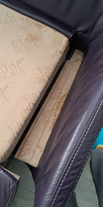 Fioletowa sofa wraz z pufą