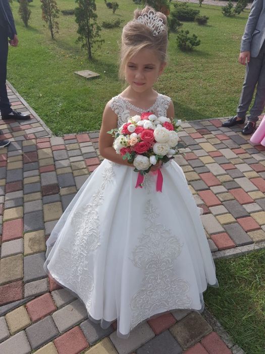 Продам сукню .Одягали 1 раз .Шили під замовлення з шлейфом