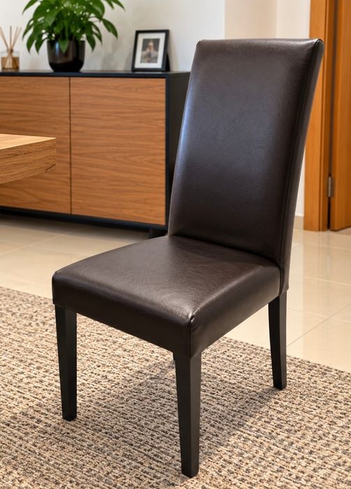 Mesa de Jantar em Inox com 6 cadeiras em pele.
