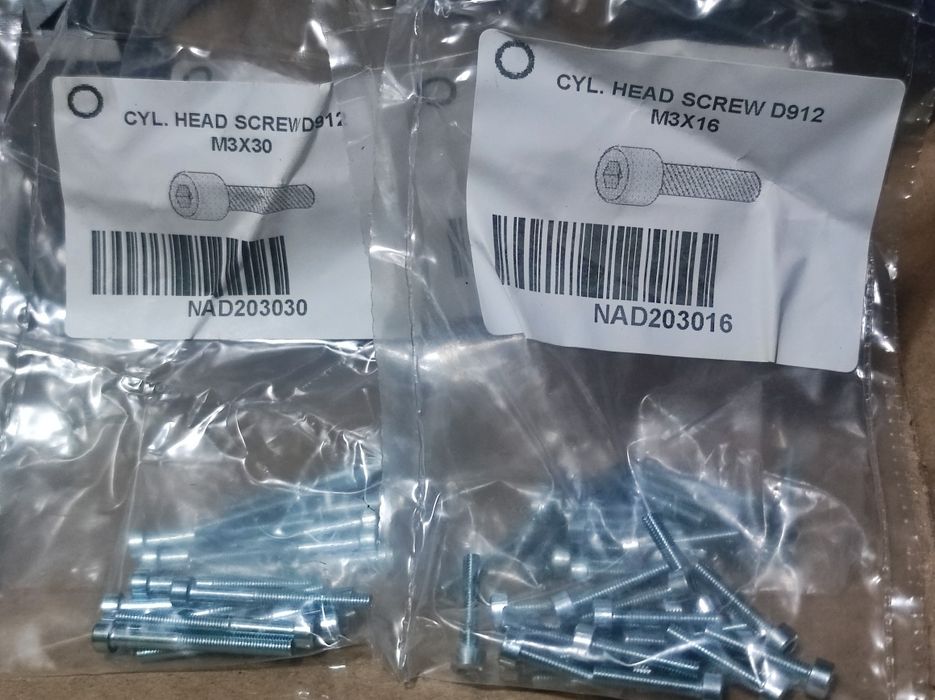 Parafusos vários 50 cêntimos cada embalagem