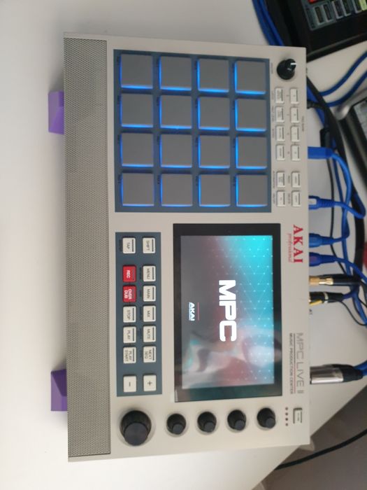 AKAI MPC Live 2 Retro Edition + Expansions