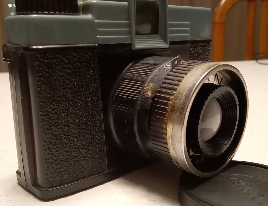 Maquina de fotos "DIANA", muito antiga, de rolo