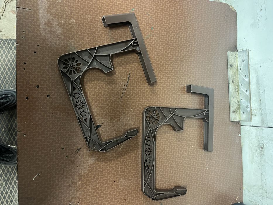 Zestaw dwóch regulowanych wieszaków na doniczki balkonowe