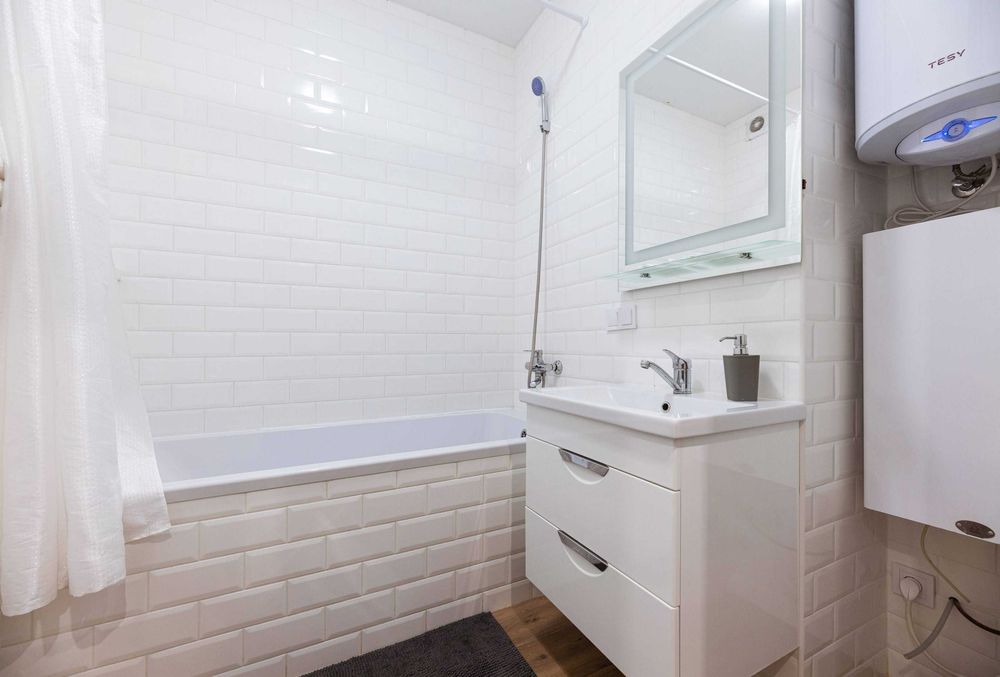 Подобова оренда студії, біля метро, Бажана 17Б. Є укриття.