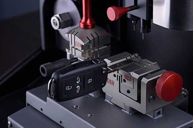 Аварійне  відкриття авто, дверей, сейфів, ремонт замків