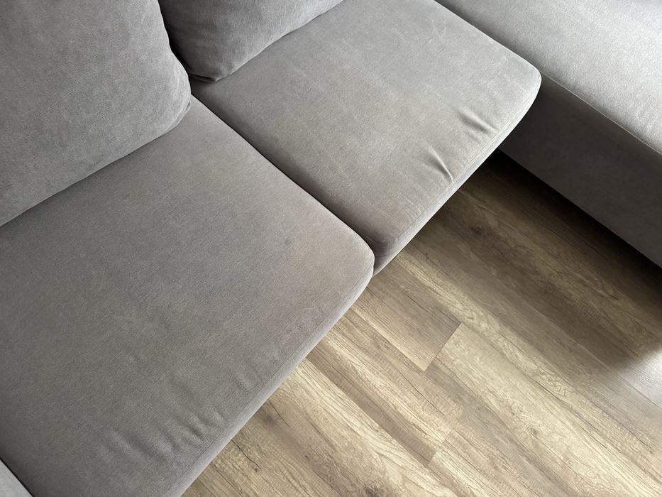 Szara kanapa w stylu L z poduszkami