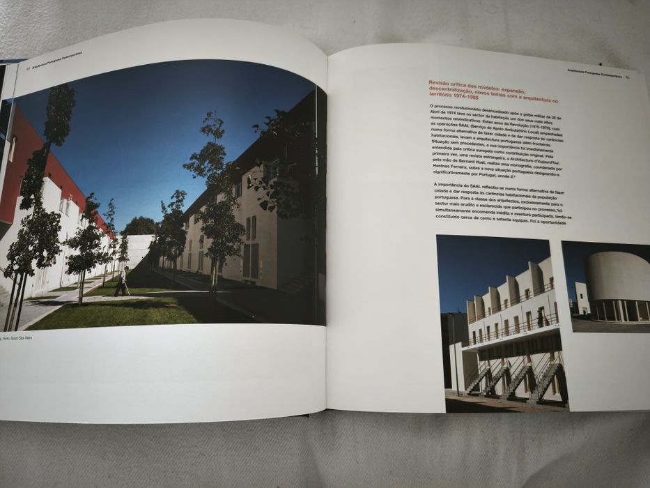Livro de Filatelia "Arquitetura portuguesa contemporânea"