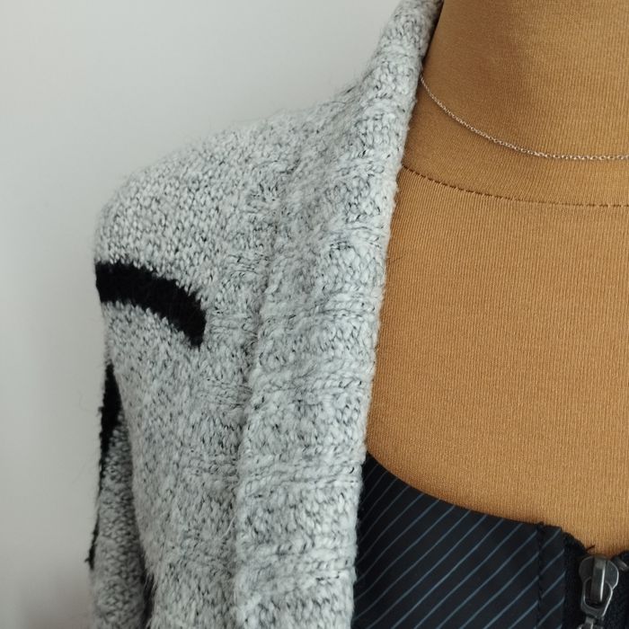 Sweter Sinsay S – miękki, ciepły, w paski