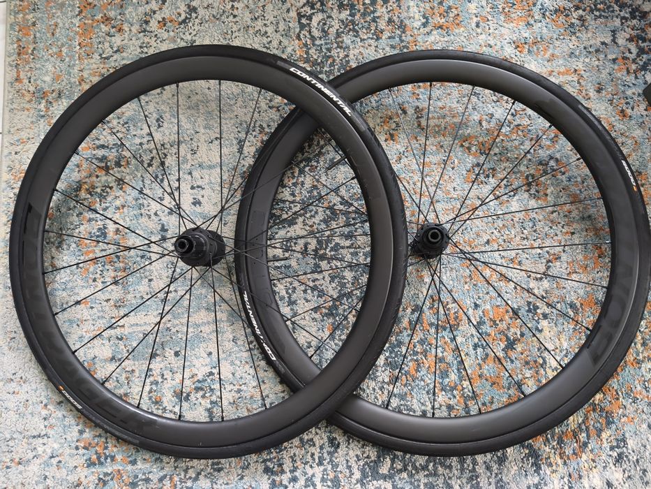 Komplet kół karbonowych Bontrager Aeolus Elite 35 TLR disc