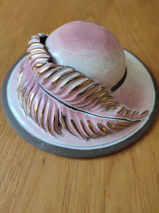 Zawieszka na ścianę: kapelusz z liściem. Rękodzieło, ceramika.