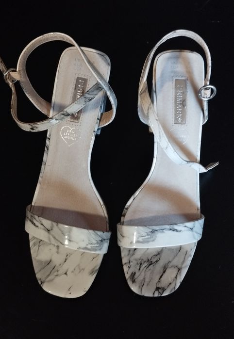 Sandálias com tira e fivela PRIMARK