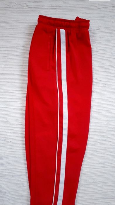 Czerowne spodnie casual lampas Stradivarius