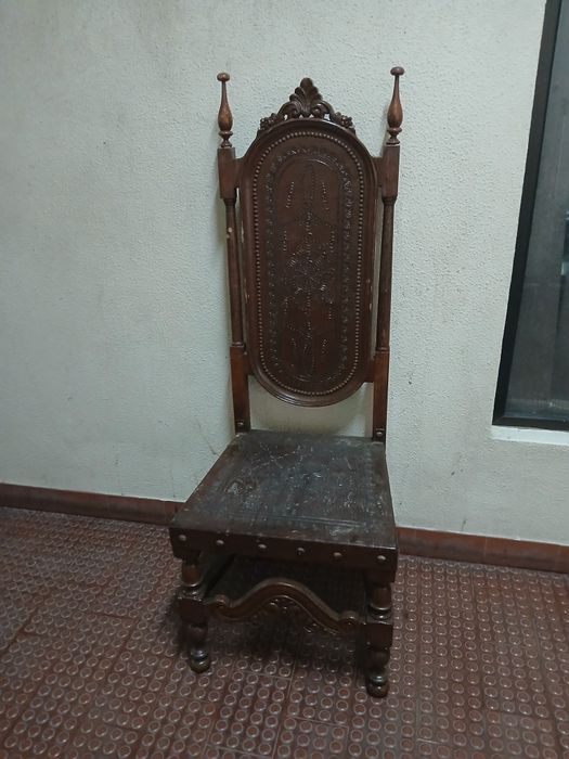 8 cadeiras em couro em bom estado