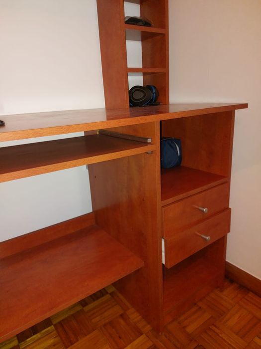 Secretária castanha 60€