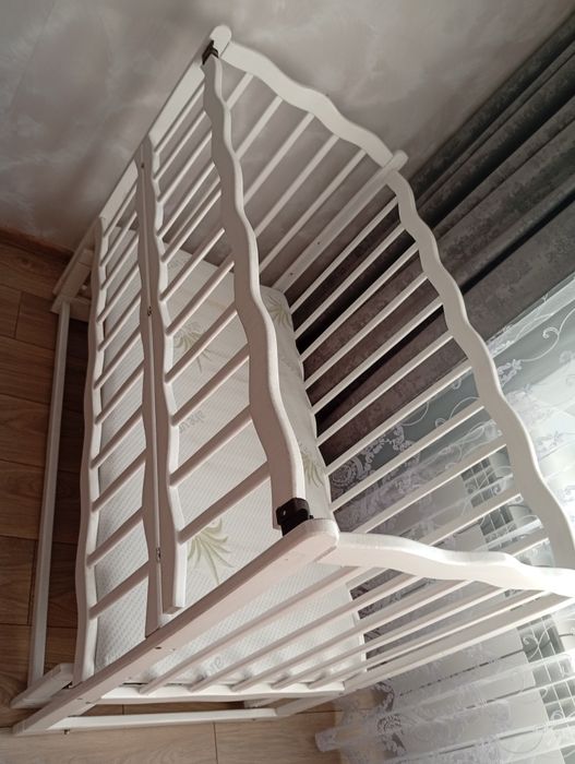 Дитяче ліжечко з матрацом