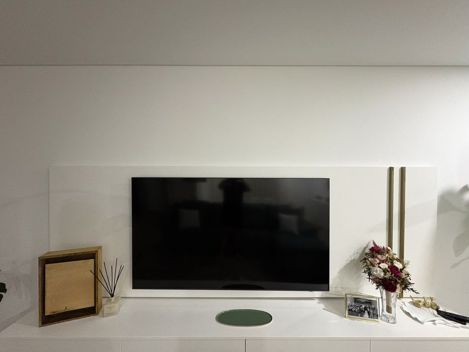 Painel para TV Branco Mate c/ripas douradas